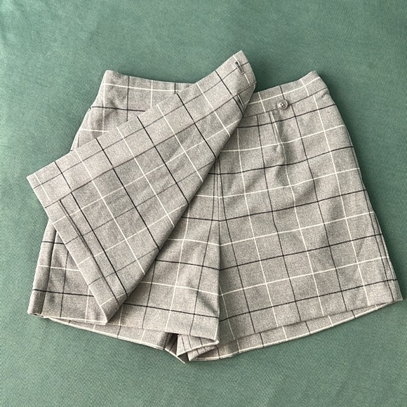 NWOT Uniqlo gray skort with pockets - Picture 2 of 6